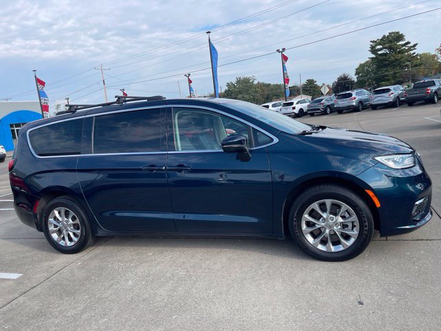 Used 2023 Chrysler Pacifica Touring-L AWD/4WD image 1