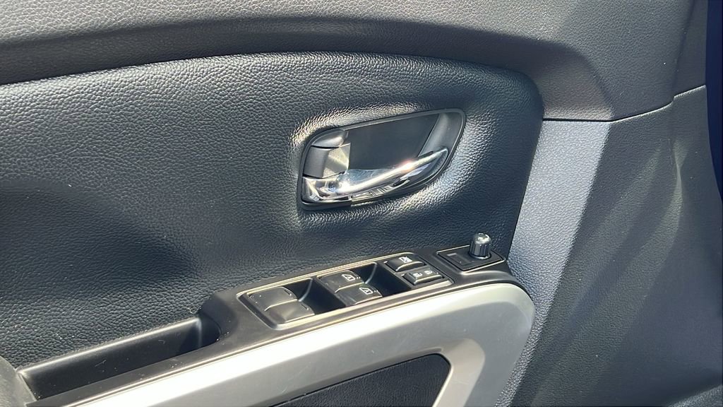 Used 2017 Nissan Titan SV image 10