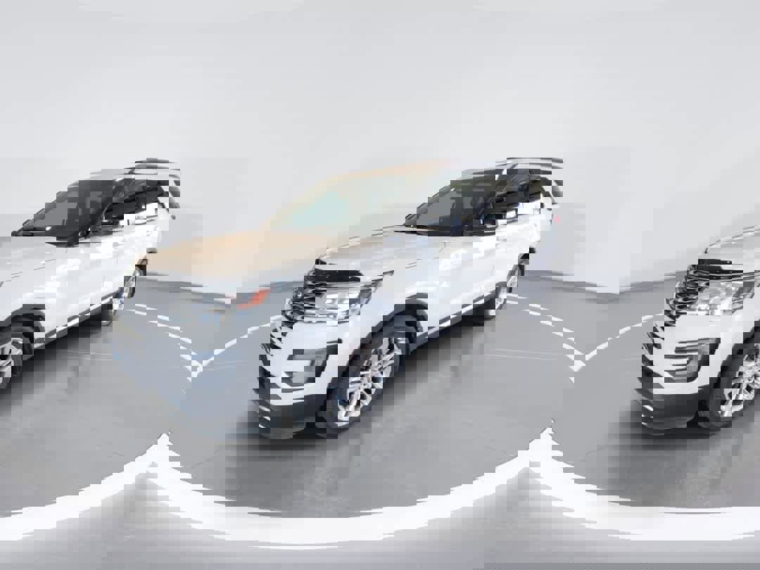 Used 2016 Ford Explorer XLT w/ Equipment Group 202A image 4