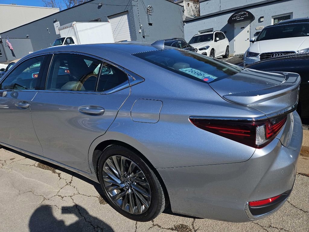 Used 2024 Lexus ES 300h w/ Luxury Package image 7