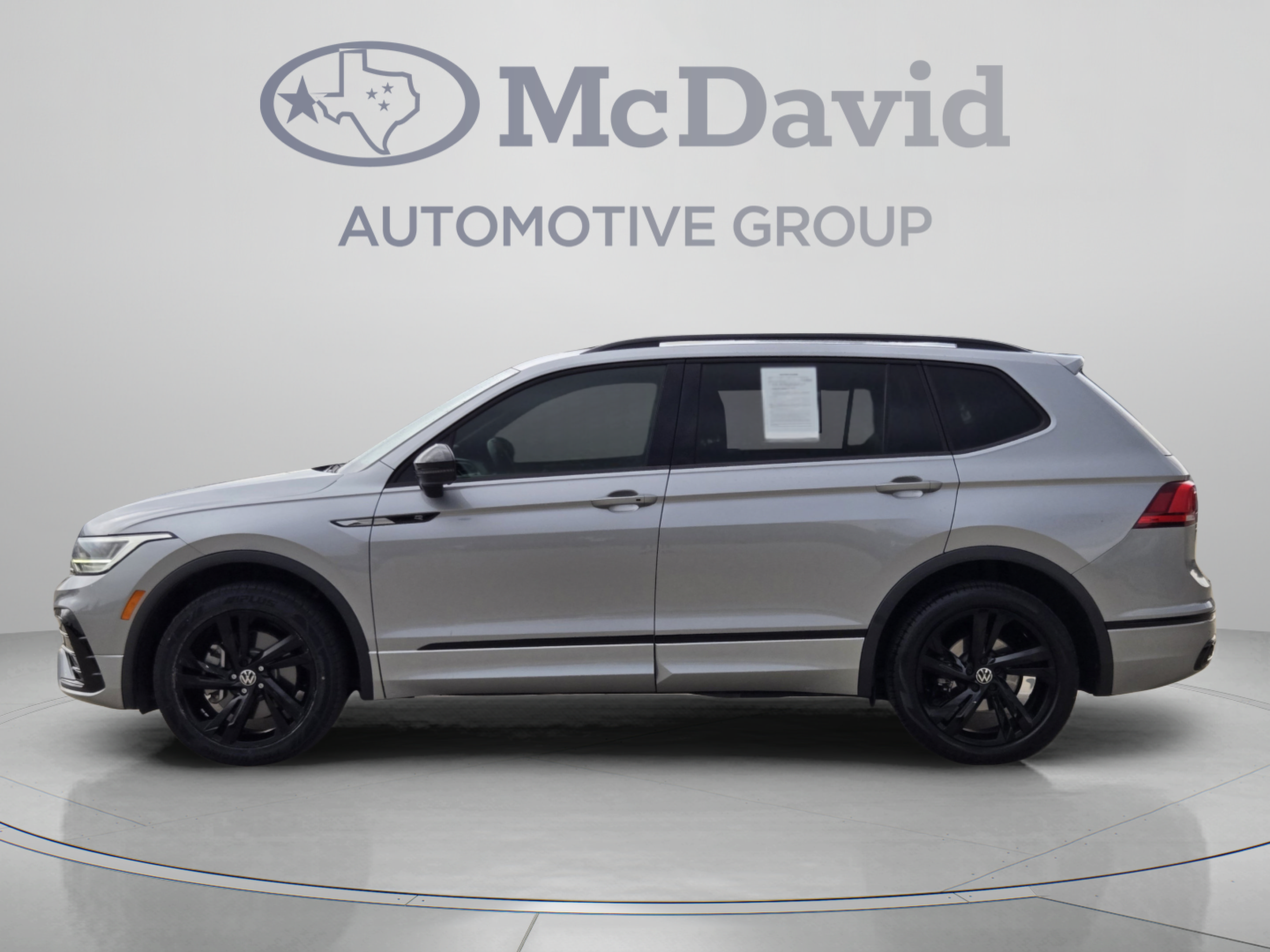 Used 2024 Volkswagen Tiguan SE R-Line FWD image 2
