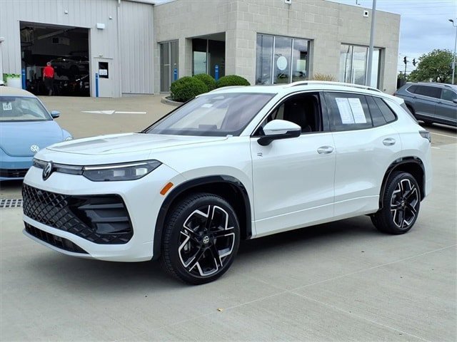 Certified 2025 Volkswagen Tiguan SEL R-Line image 2