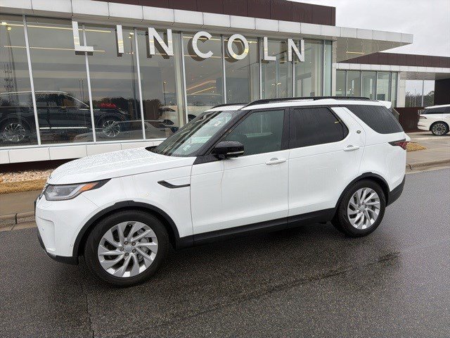 Used 2025 Land Rover Discovery S image 3