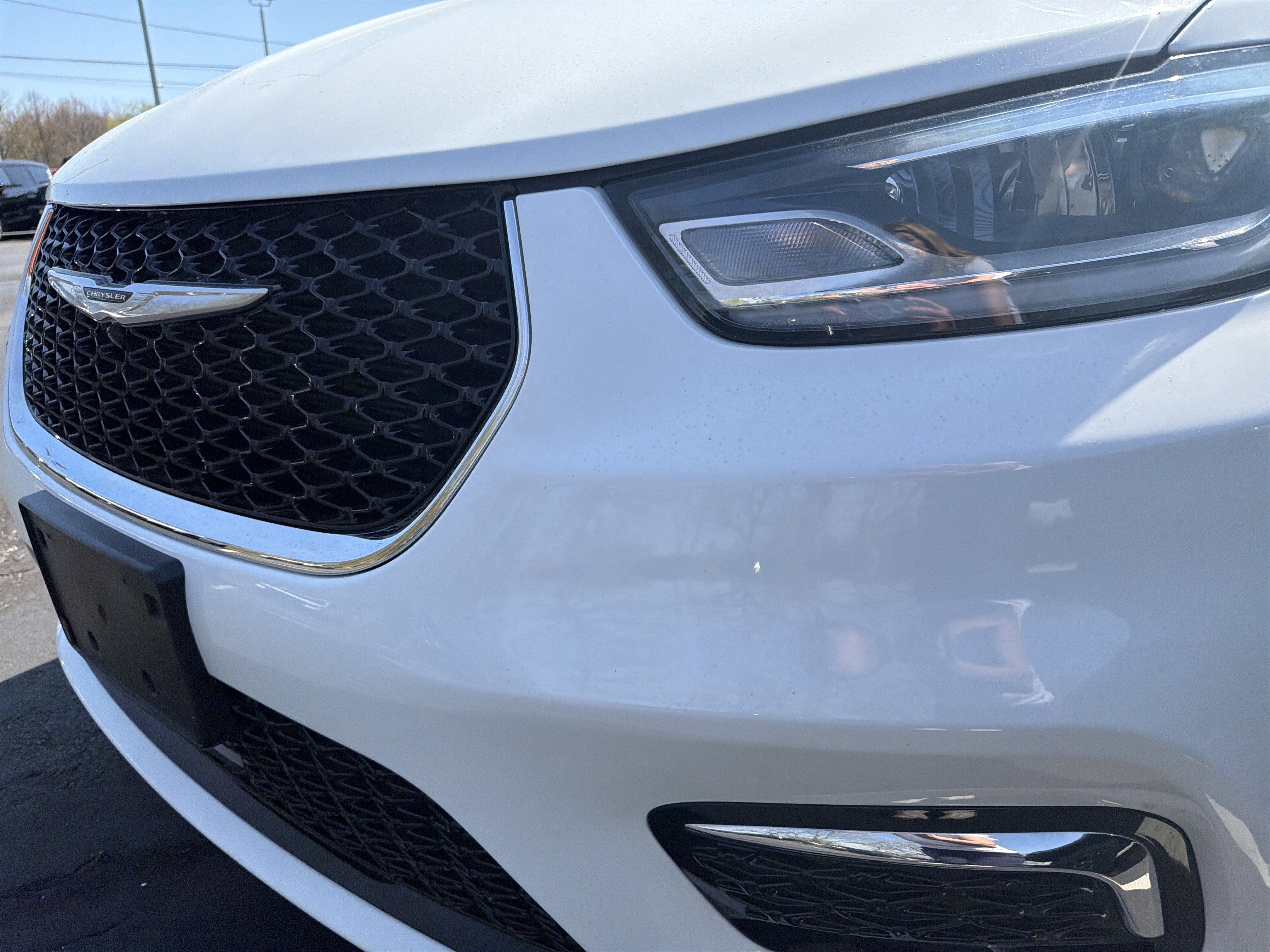 Used 2023 Chrysler Pacifica Touring-L image 4