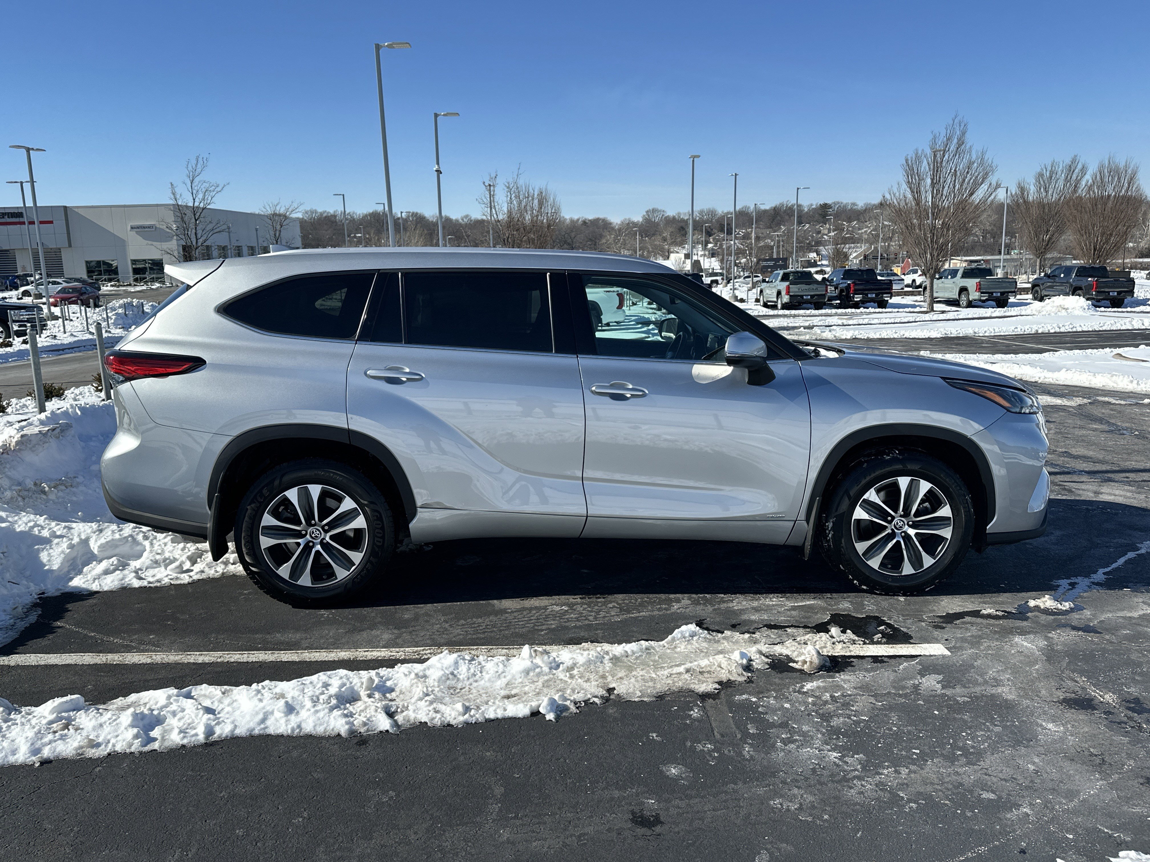 Used 2022 Toyota Highlander XLE image 11