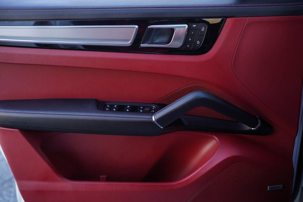 Used 2023 Porsche Cayenne Platinum Edition image 36