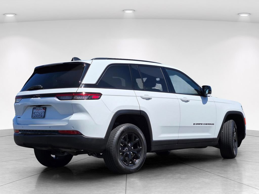 Used 2024 Jeep Grand Cherokee Altitude AWD/4WD image 4