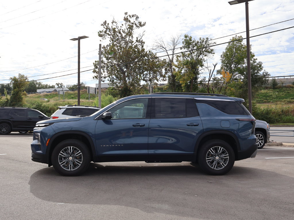 Used 2025 Chevrolet Traverse LT w/ Enhanced Driving Package FWD image 4