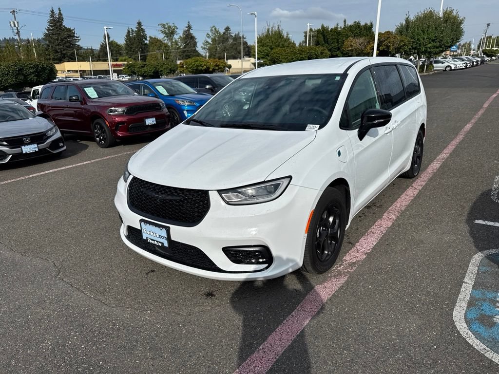 Used 2024 Chrysler Pacifica Limited FWD image 3