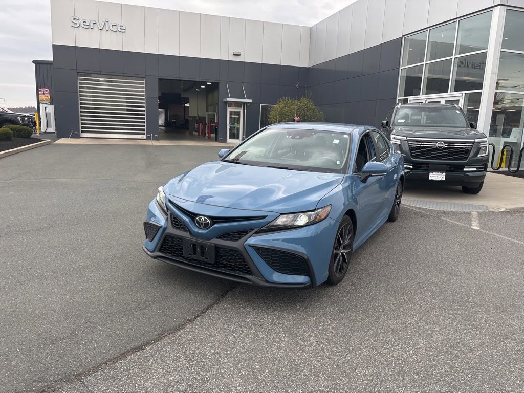 Used 2024 Toyota Camry SE w/ Cold Weather Package FWD image 3