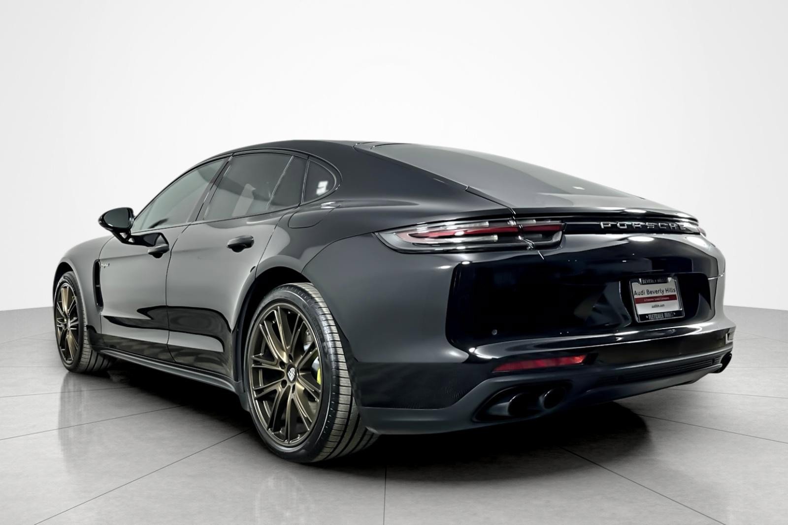 Used 2018 Porsche Panamera 4 image 3