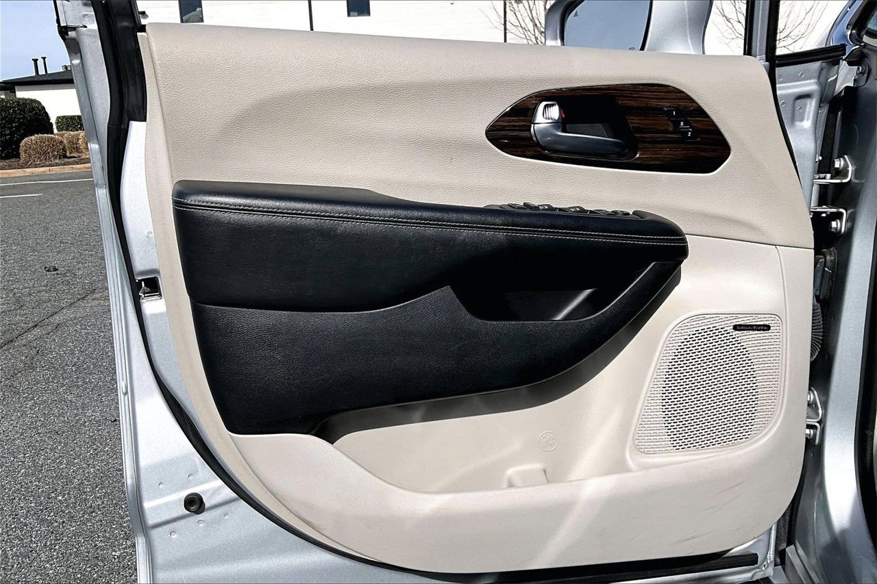 Certified 2022 Chrysler Pacifica Limited image 28