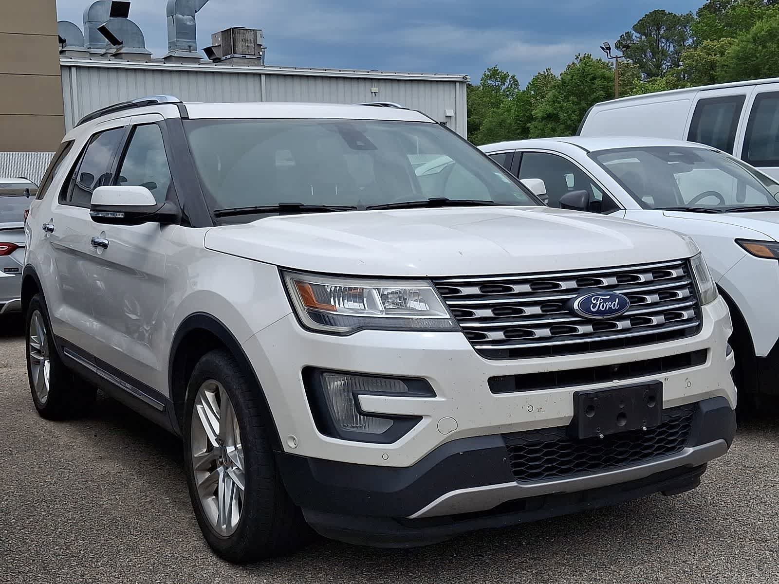 Used 2017 Ford Explorer Limited w/ Equipment Group 301A AWD/4WD image 2