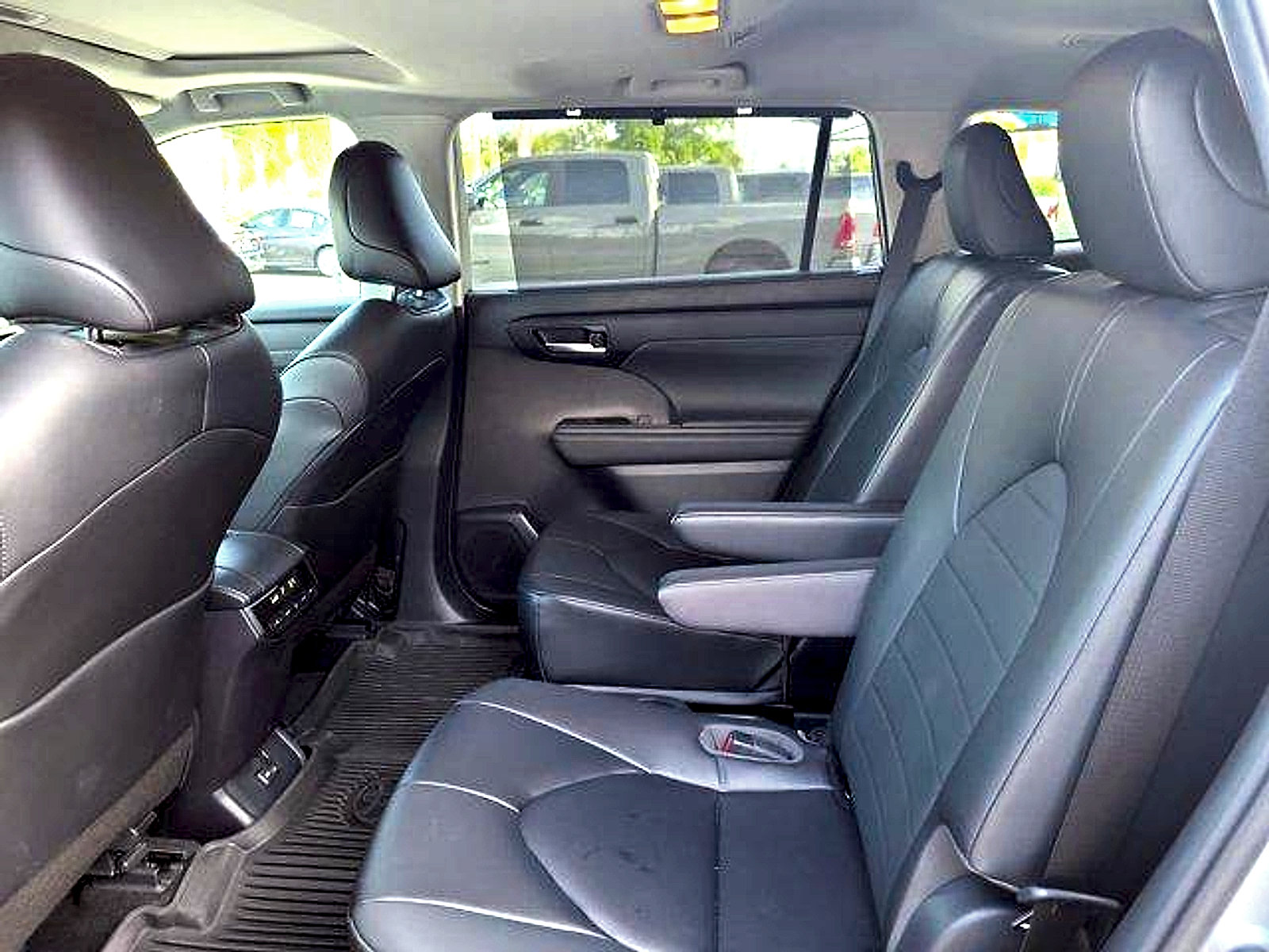 Used 2023 Toyota Highlander XLE FWD image 13