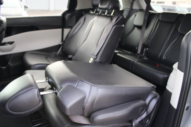 Used 2024 Kia Carnival EX image 43