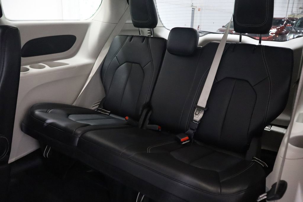 Used 2024 Chrysler Pacifica Touring-L image 11