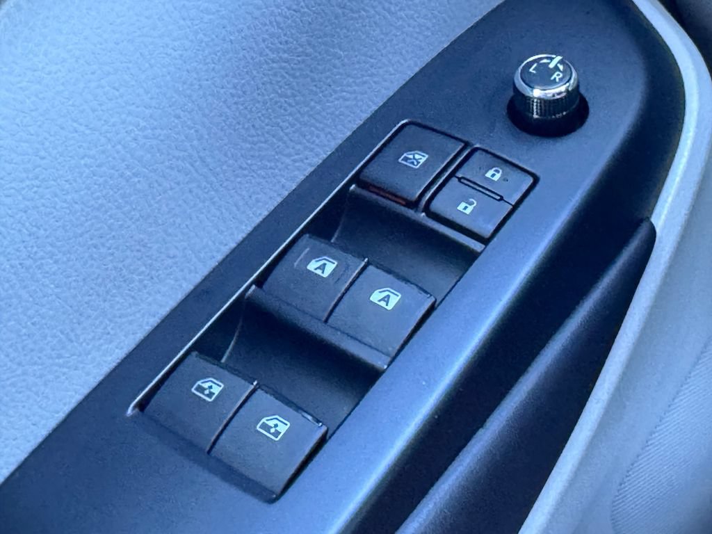 Used 2019 Toyota Highlander XLE FWD image 32