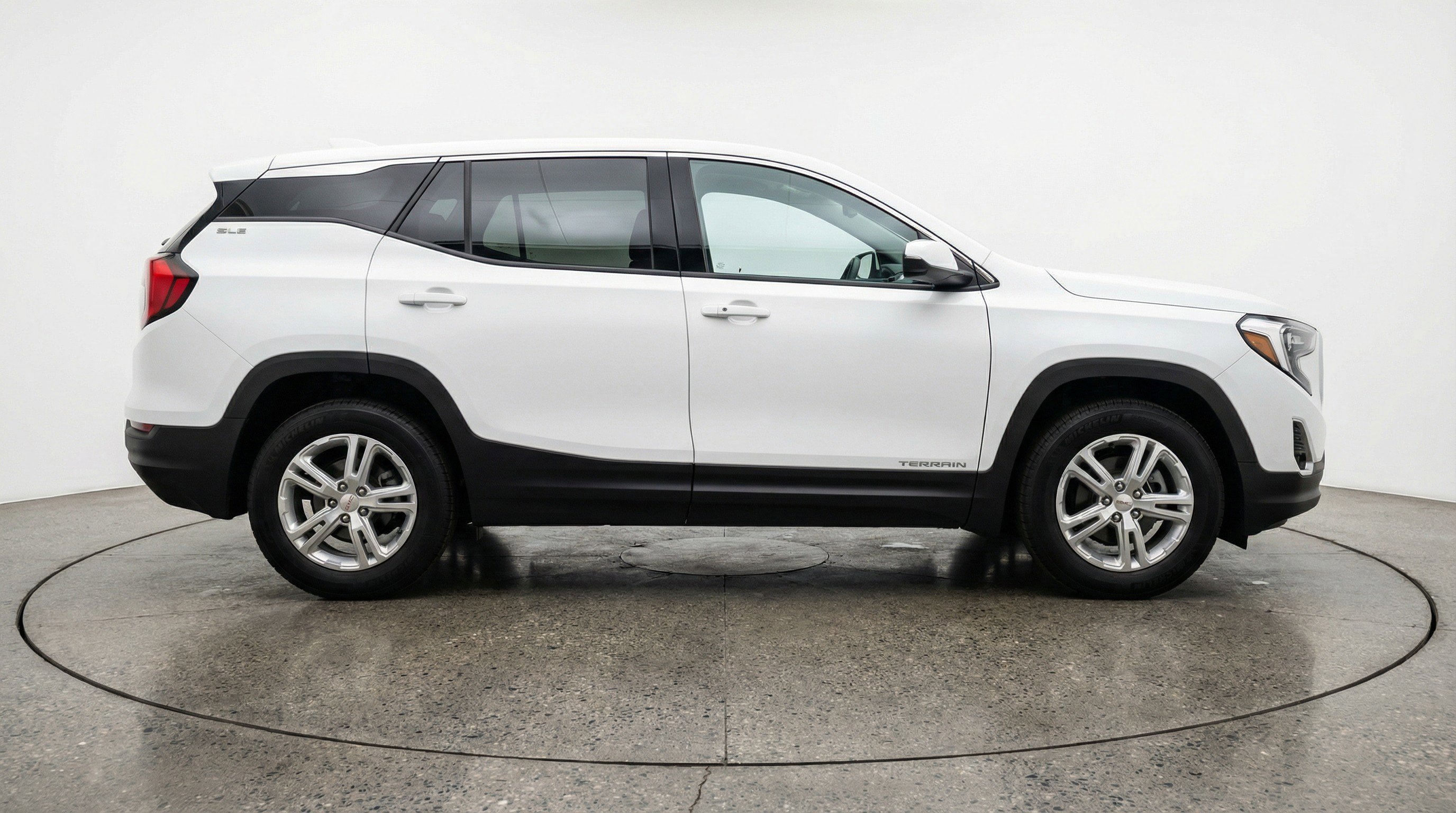 Used 2024 GMC Terrain SLE image 11