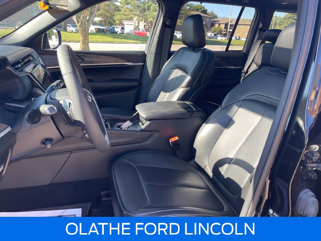 Used 2025 Jeep Grand Cherokee Limited w/ Luxury Tech Group II AWD/4WD image 18