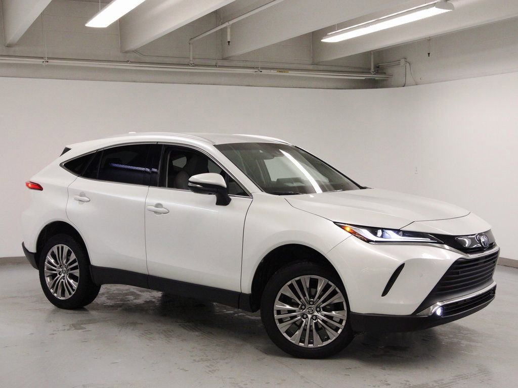 Used 2023 Toyota Venza XLE image 4