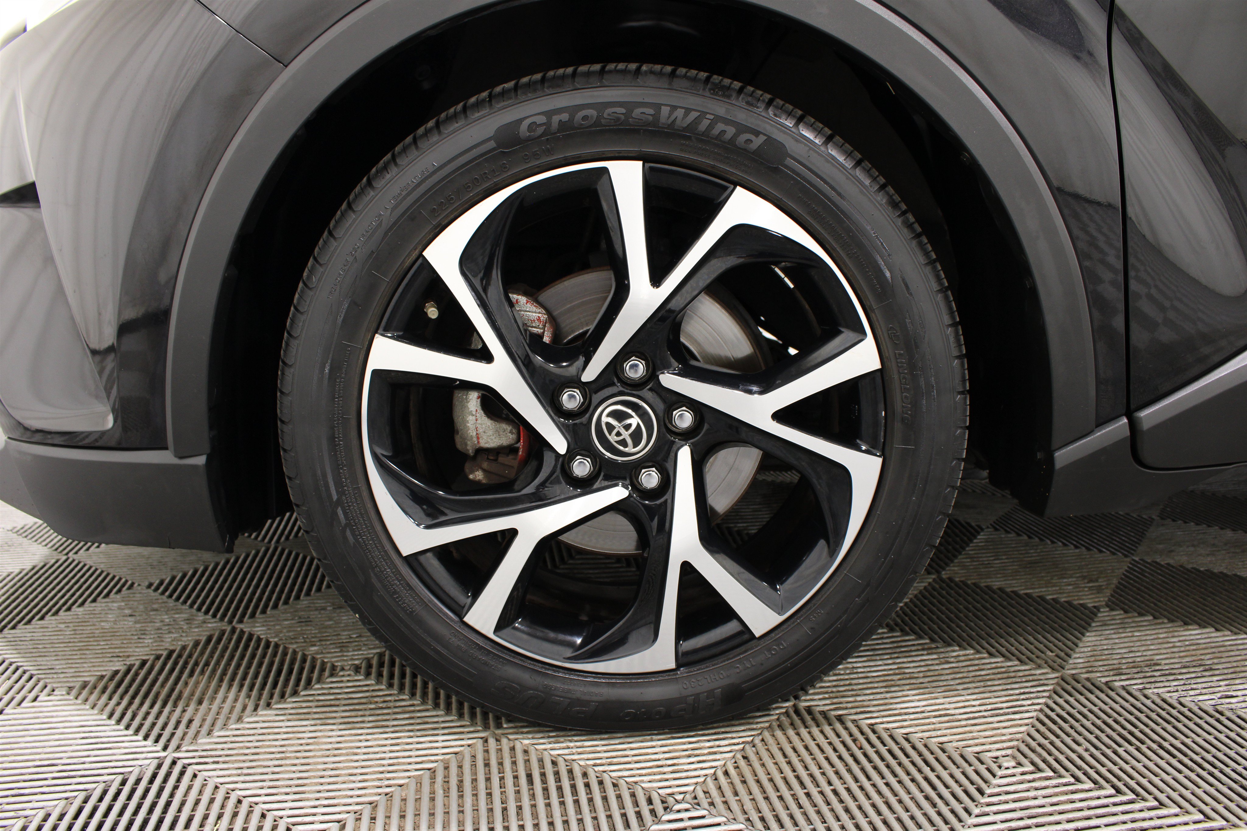 Used 2019 Toyota C-HR XLE FWD image 35