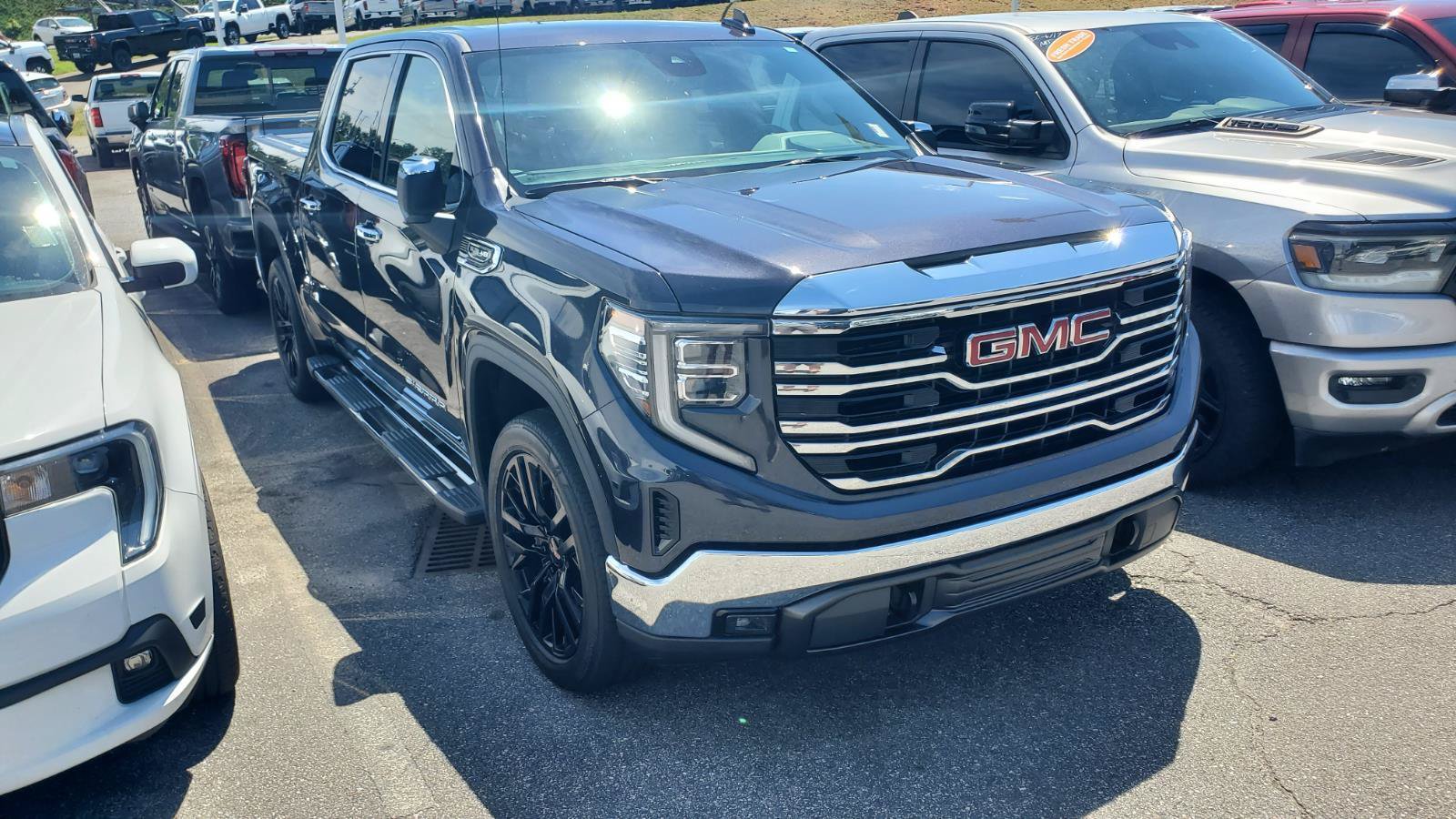 Used 2022 GMC Sierra 1500 SLT w/ SLT Convenience Package AWD/4WD image 2