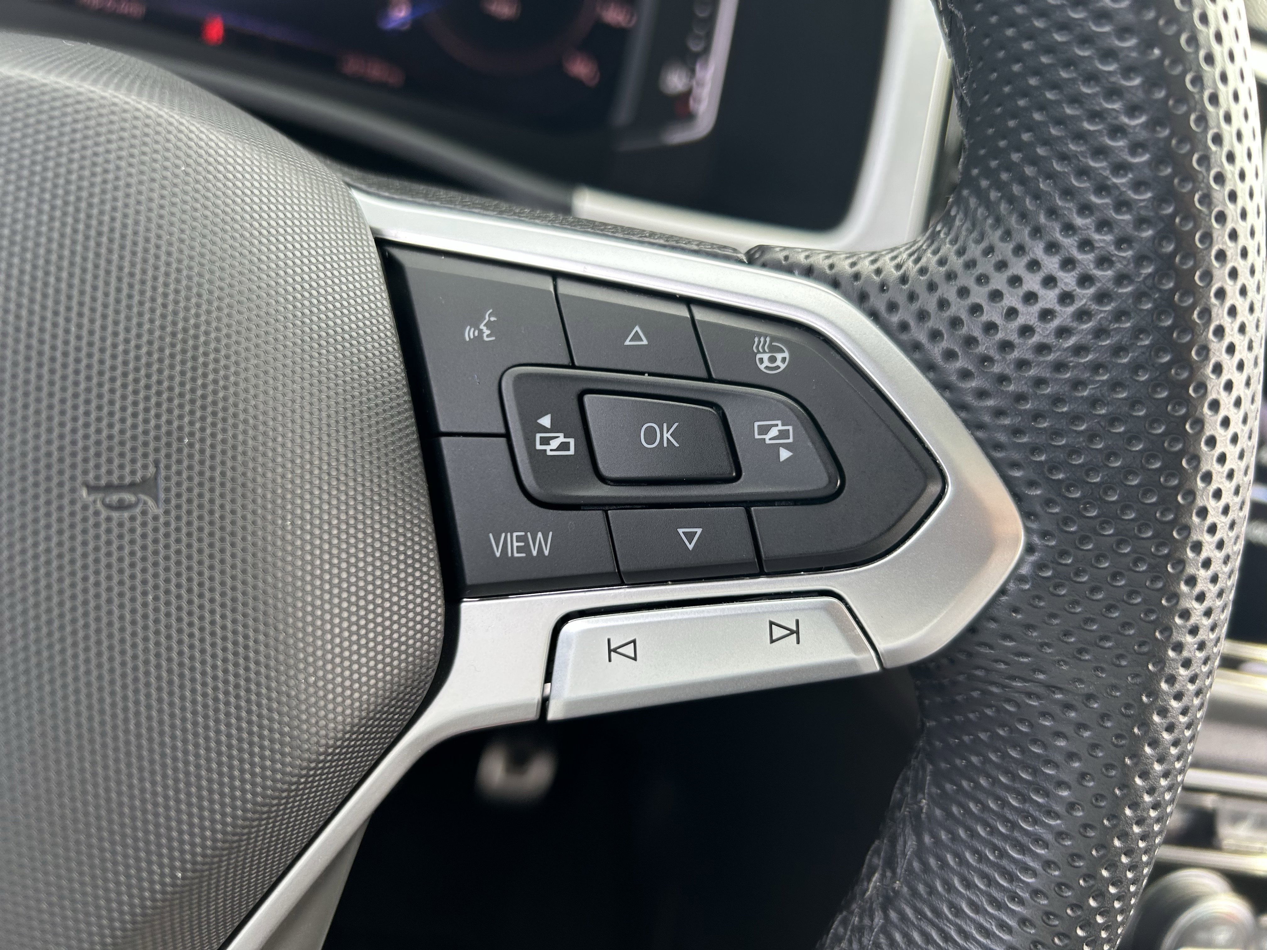 Certified 2023 Volkswagen Atlas SEL R-Line AWD/4WD image 18