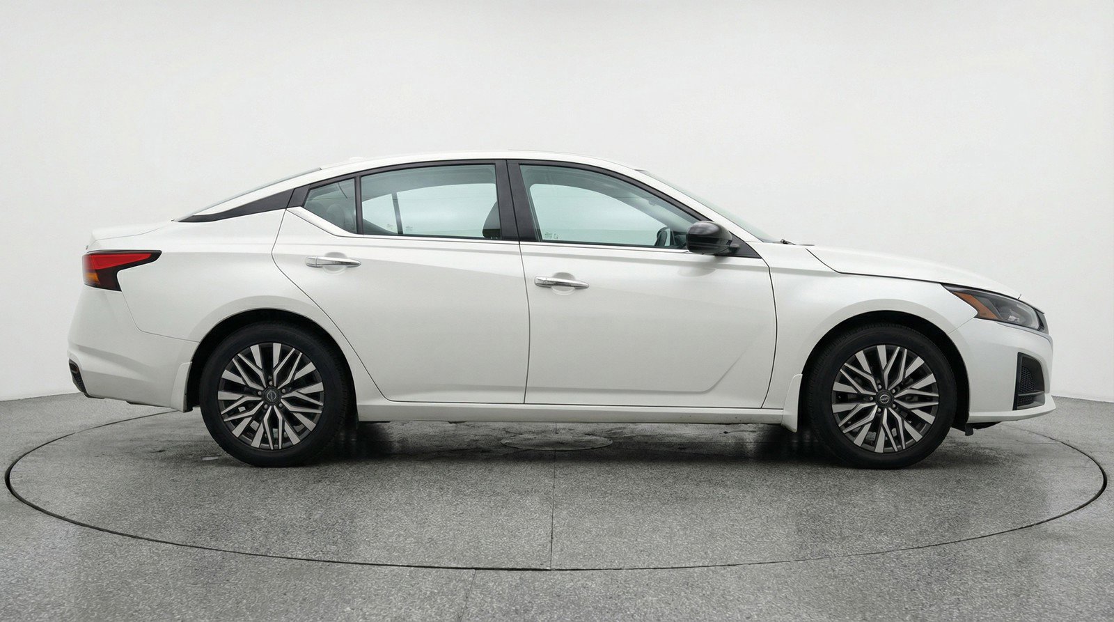 Used 2025 Nissan Altima 2.5 SV image 11