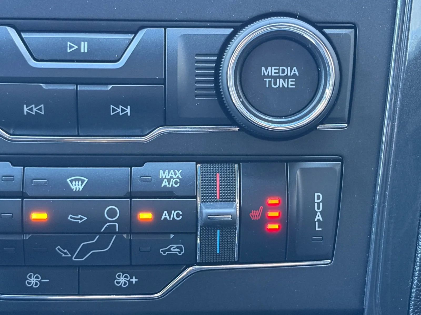 Used 2019 Ford Explorer XLT w/ Equipment Group 202A AWD/4WD image 27