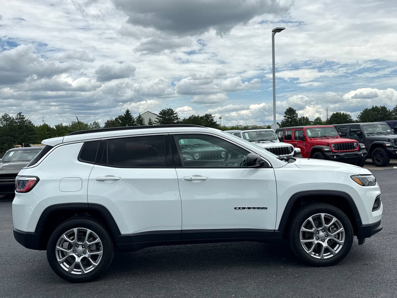 Used 2024 Jeep Compass Latitude AWD/4WD image 2