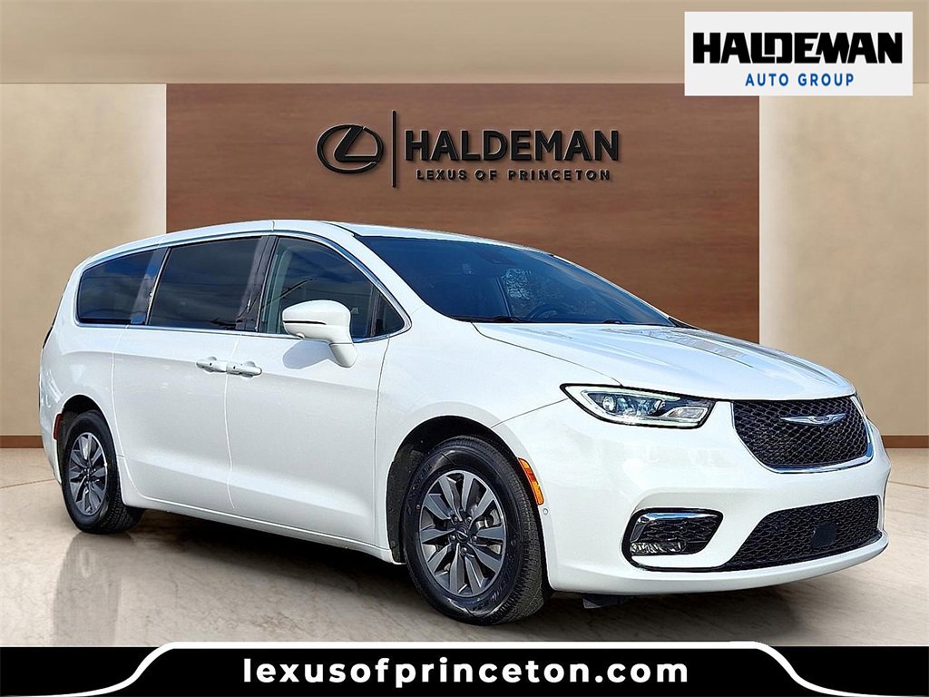 Used 2022 Chrysler Pacifica Touring-L w/ Uconnect Theater Family Group image 1