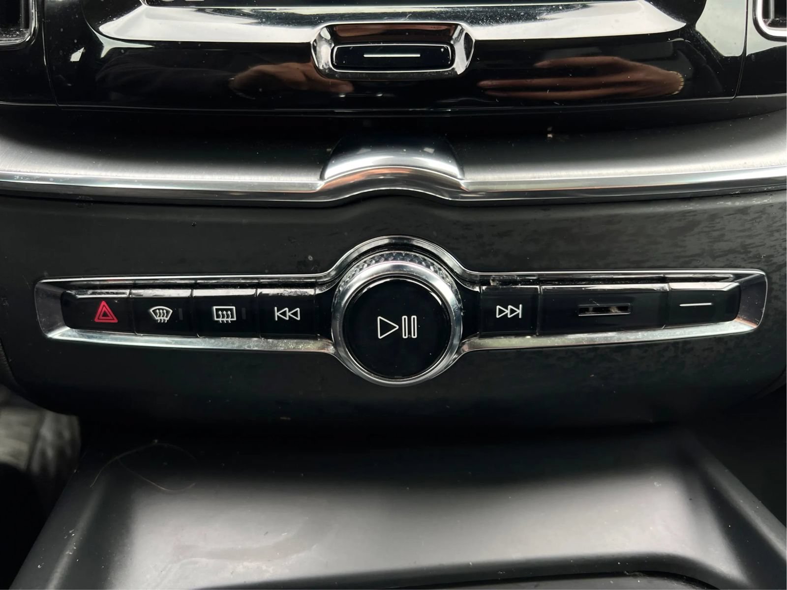 Used 2019 Volvo XC60 T5 Momentum w/ Multimedia Package AWD/4WD image 46