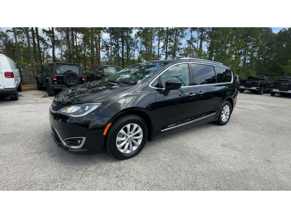 Used 2019 Chrysler Pacifica Touring-L FWD image 4