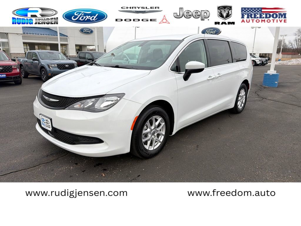 Used 2022 Chrysler Voyager LX image 1