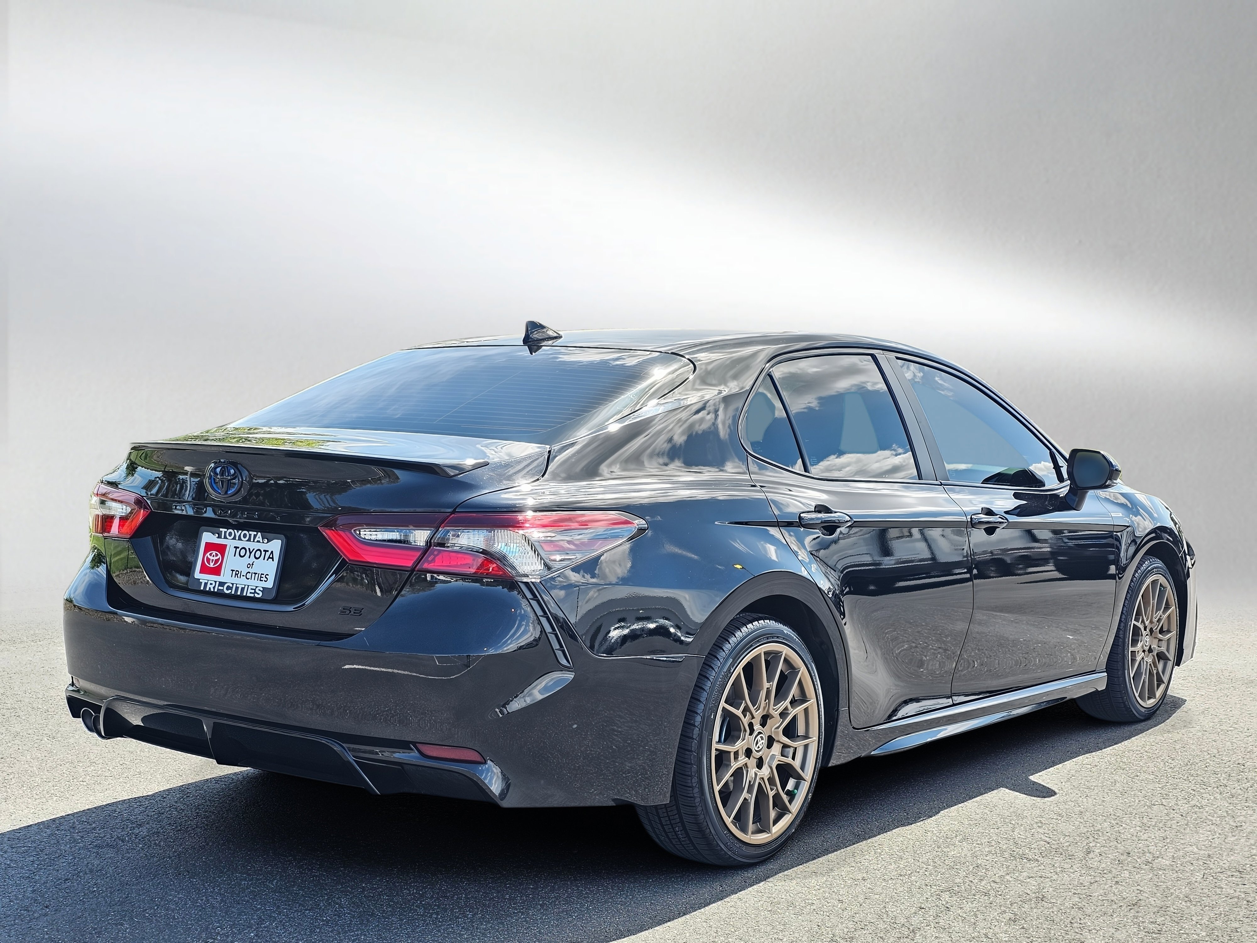 Used 2024 Toyota Camry SE w/ Convenience Package FWD image 5