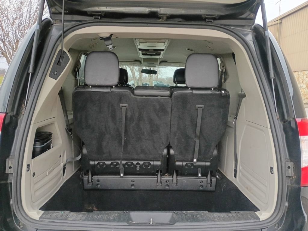 Used 2015 Chrysler Town & Country Touring w/ Driver Convenience Group image 9