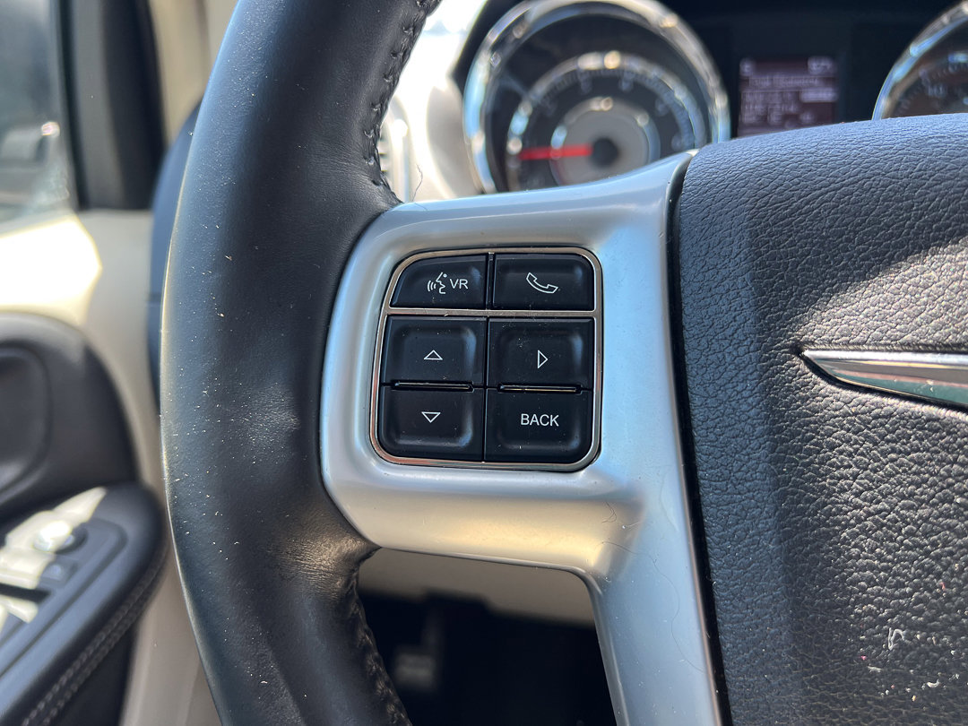 Used 2013 Chrysler Town & Country Touring-L w/ Driver Convenience Group FWD image 20