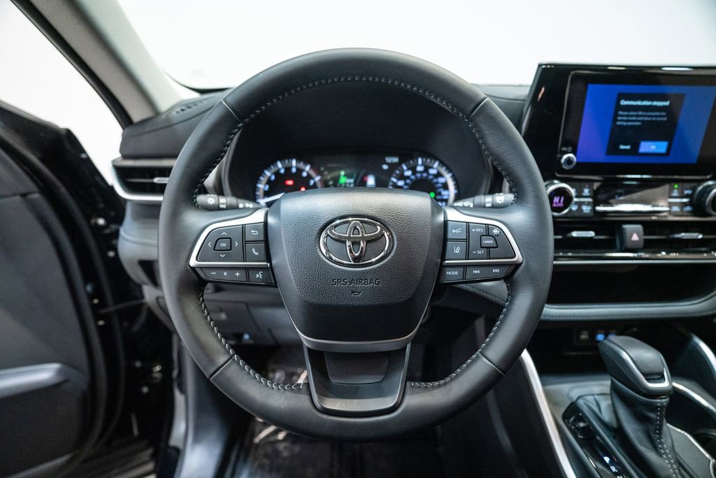 Certified 2025 Toyota Highlander LE image 16