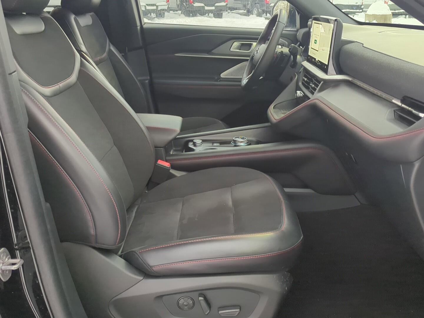 Used 2025 Ford Explorer ST image 28