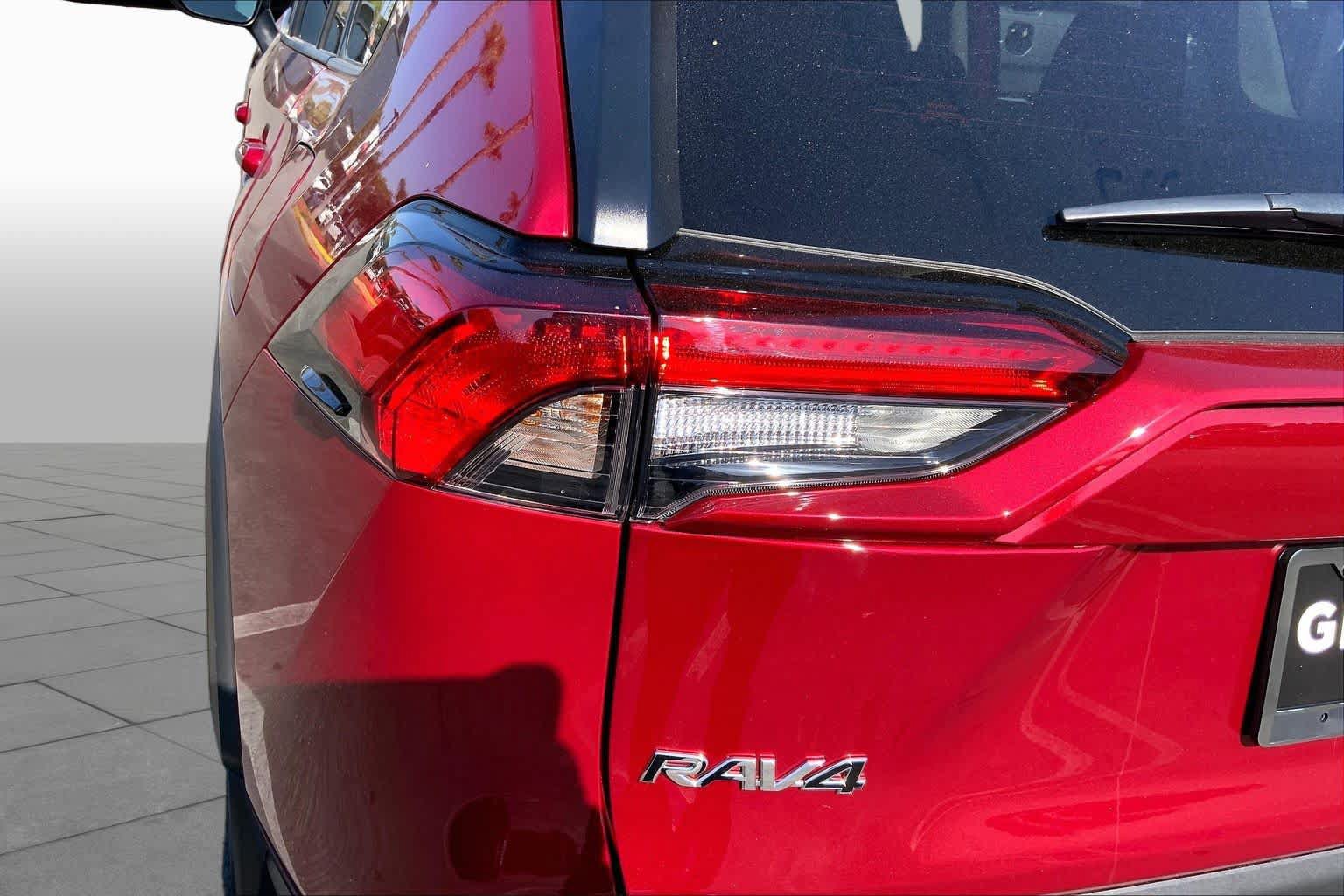 Certified 2025 Toyota RAV4 LE AWD/4WD image 28