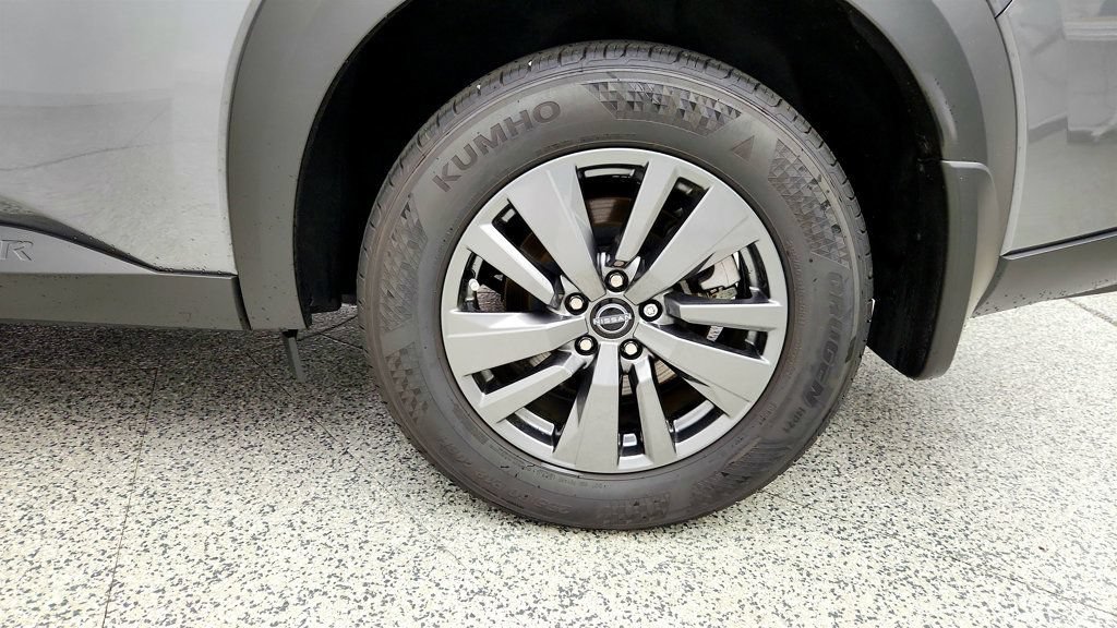 Used 2025 Nissan Pathfinder SV FWD image 9