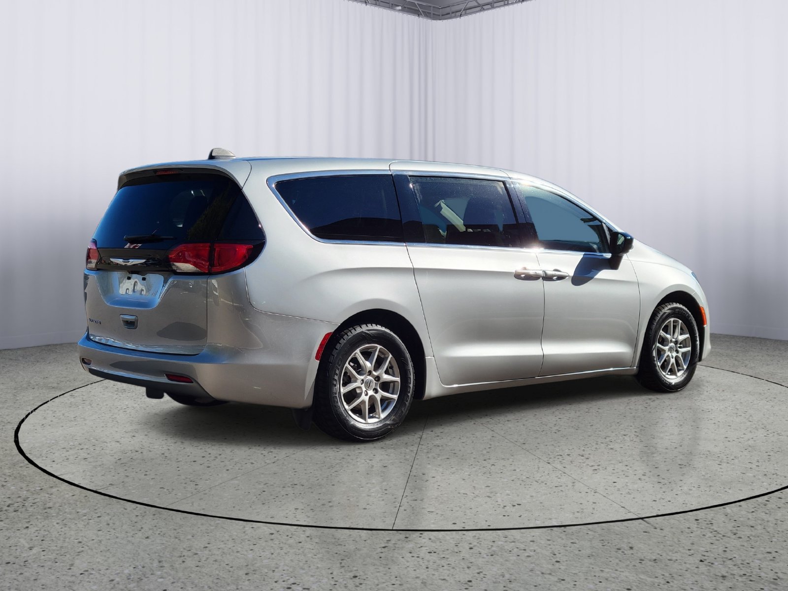Used 2024 Chrysler Voyager LX FWD image 3