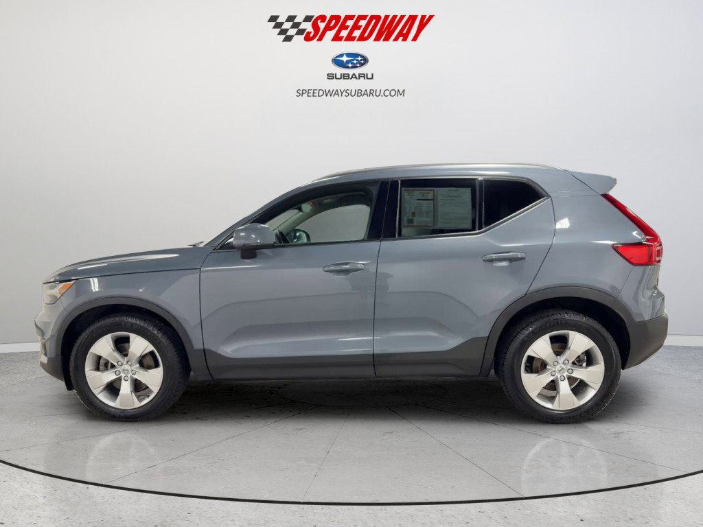 Used 2022 Volvo XC40 T5 Momentum image 5