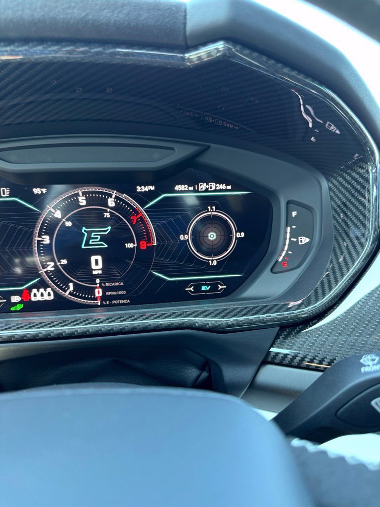Used 2025 Lamborghini Urus SE AWD/4WD image 16