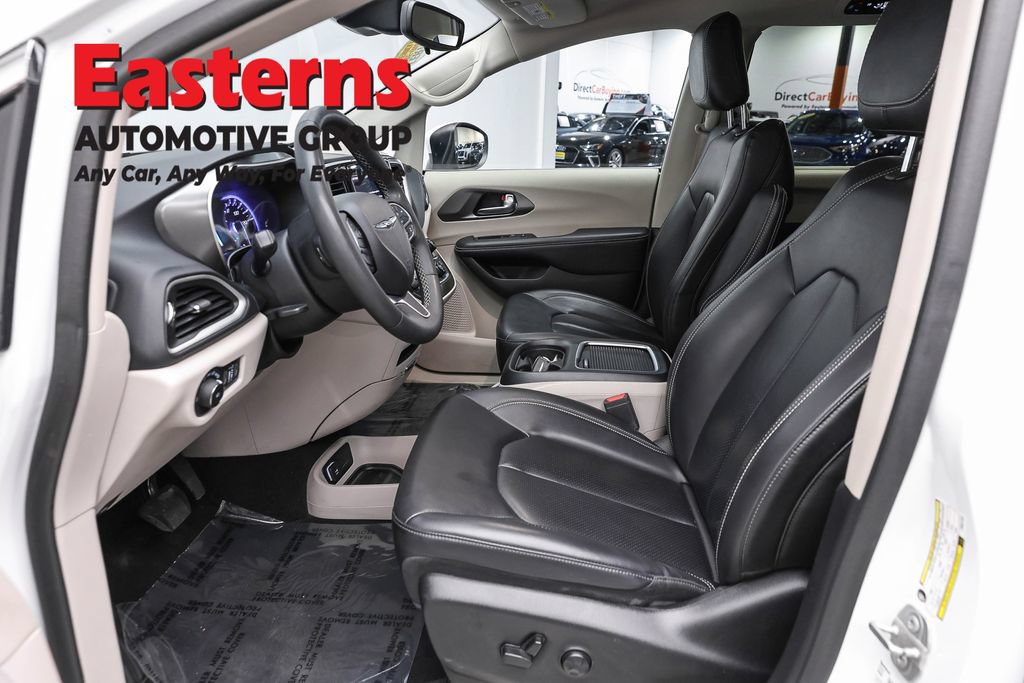 Used 2023 Chrysler Pacifica Touring-L FWD image 14