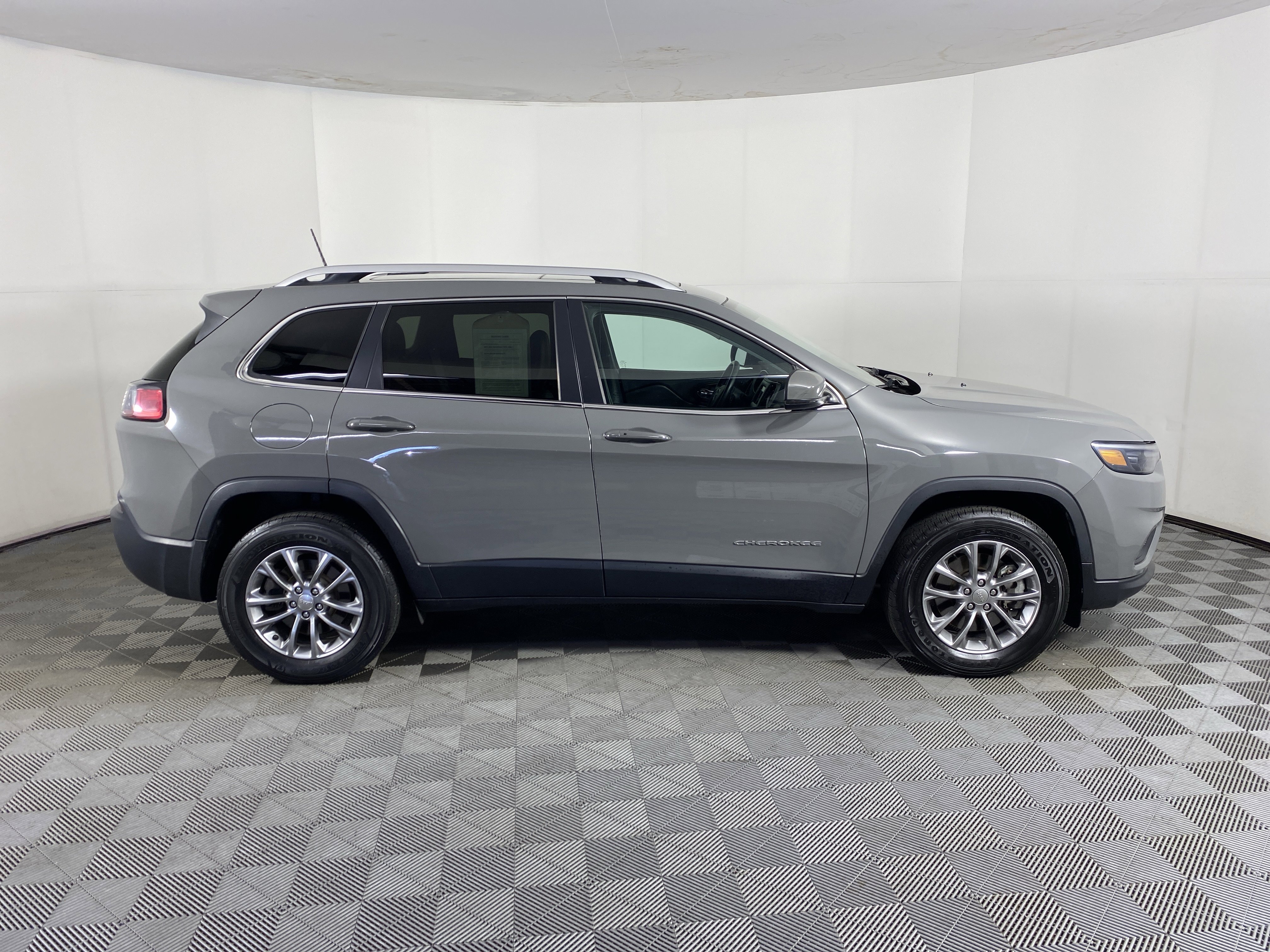 Used 2020 Jeep Cherokee Latitude Plus w/ Comfort/Convenience Group image 7