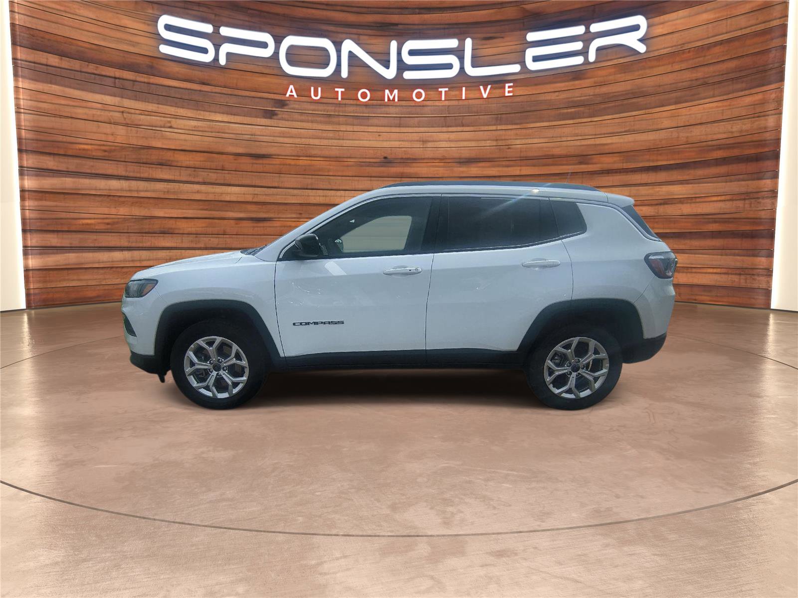 Used 2025 Jeep Compass Latitude AWD/4WD image 2
