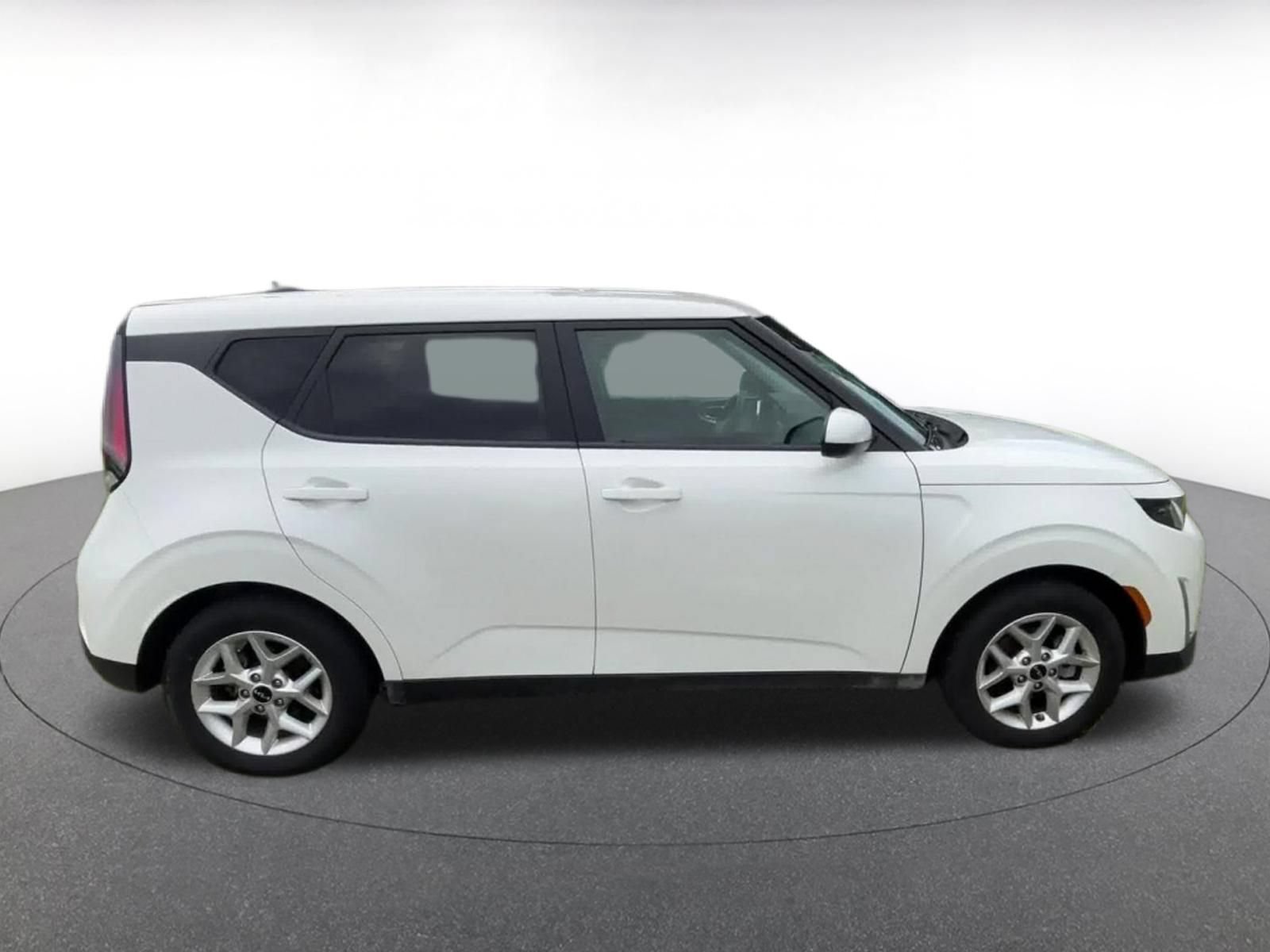 Used 2025 Kia Soul LX w/ LX Technology Package FWD image 16