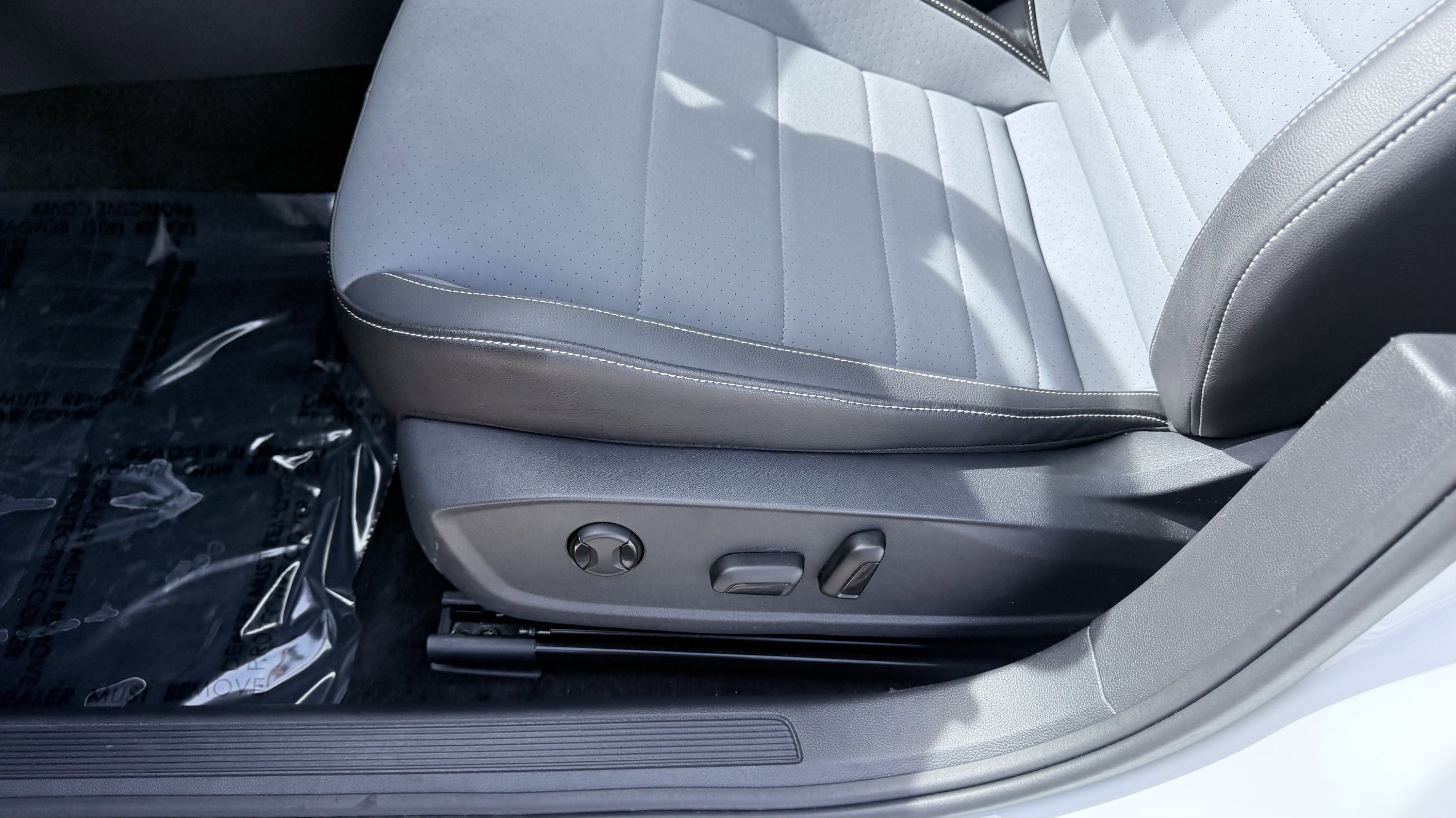 Used 2025 Volkswagen Jetta SE FWD image 24