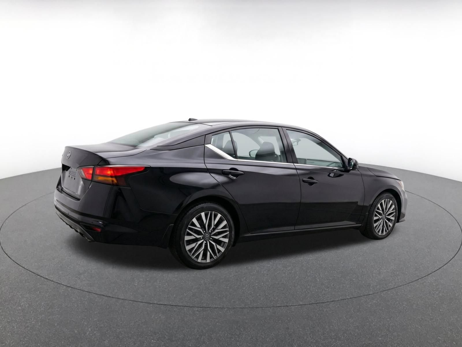 Used 2025 Nissan Altima 2.5 SV FWD image 8